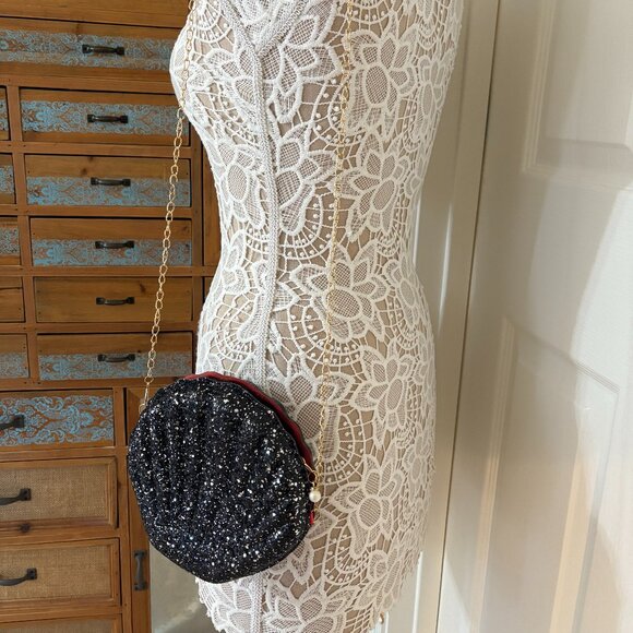 Glam Clam /Sparkle Seashell Shaped Crossbody Handbag / Purse/ Black/Silver - NWT - Picture 6 of 12